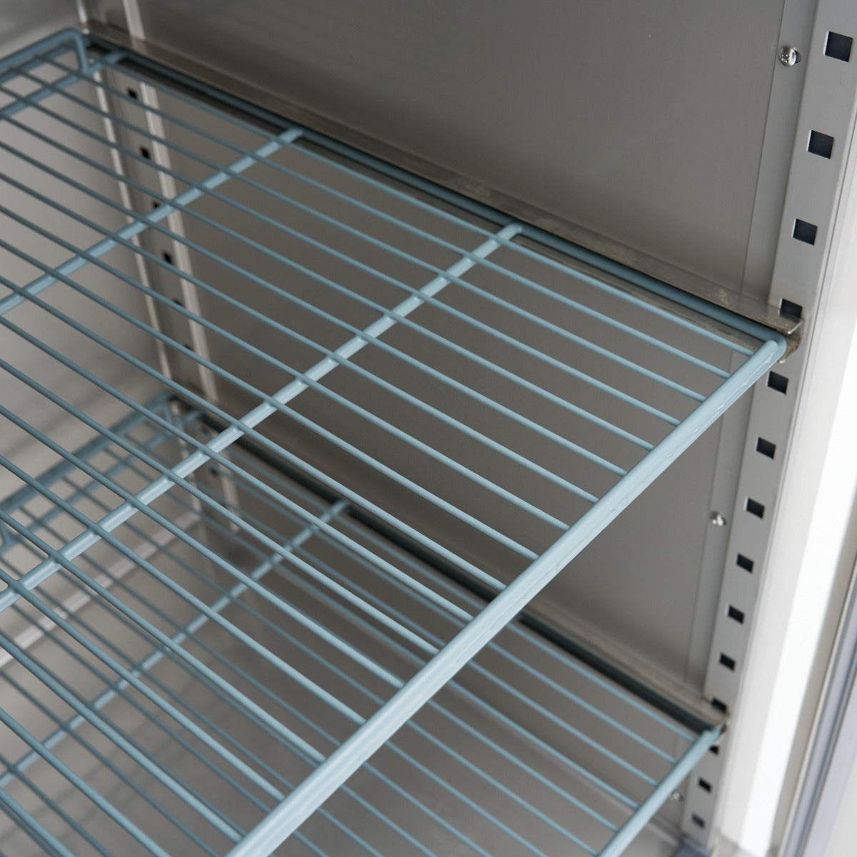 Réfrigérateur - 600 L - 3 étagères réglables (2/1 GN)  - acier inoxydable - sur roulettes